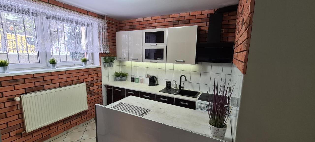Quiet Basement Apartment Poznan Exterior photo